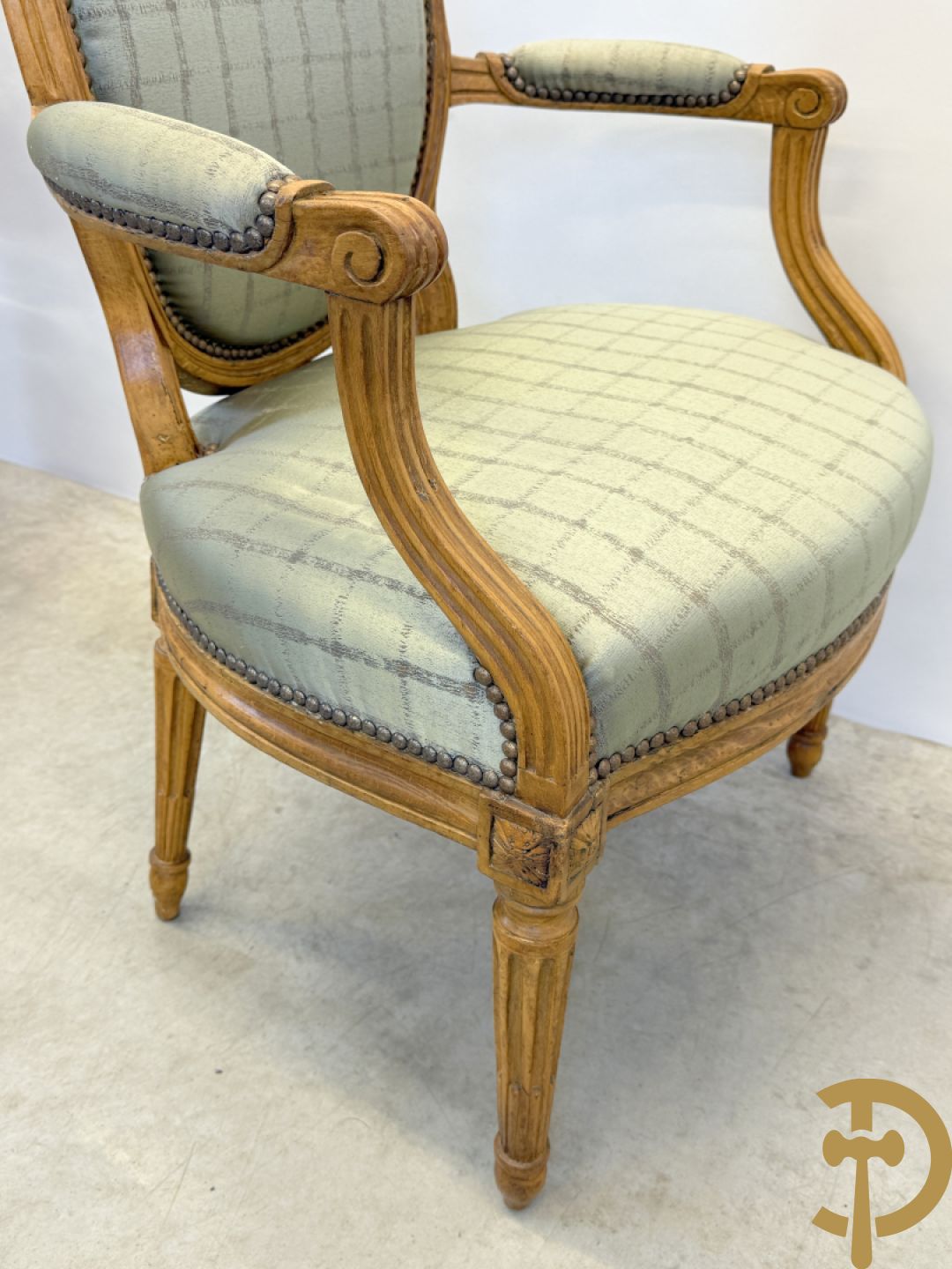 Paar Louis XVI stijl armzetels met ovale medaillon - op gecanneleerde poten
