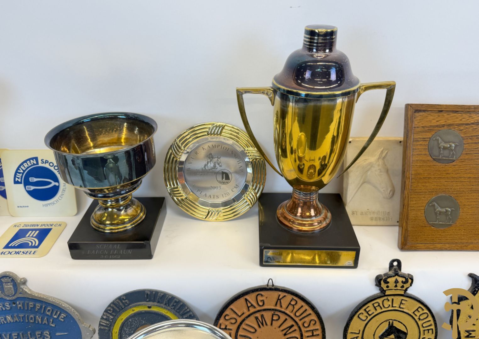 Verzameling memorabilia van paardenrennen, trofeeën en bekers