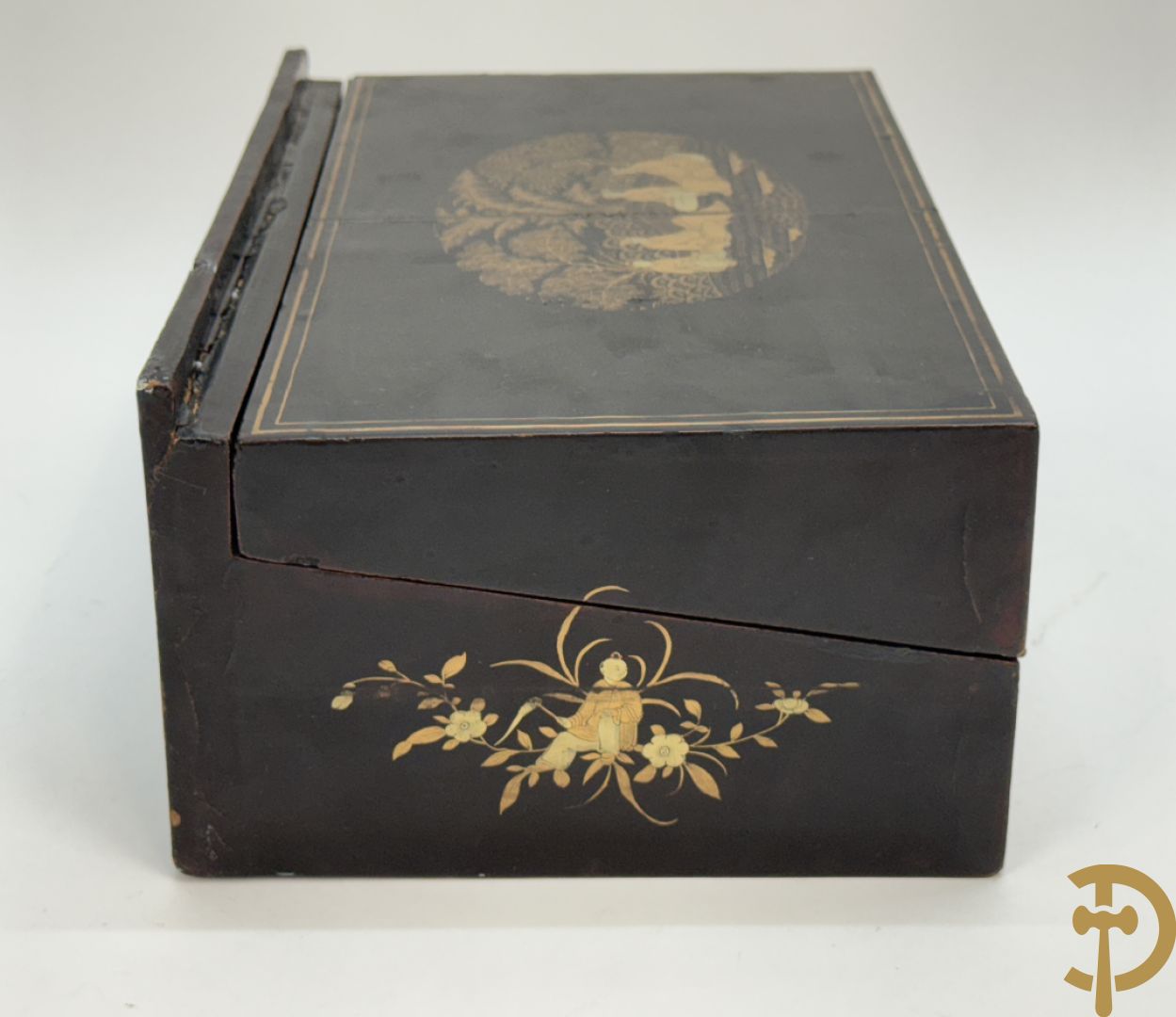 Schrijfbox in wortelnotehout met marquetterie en bovenaan een parelmoer plakkette + Japanse zwartgelakte openklapbare schrijfbox met verguld geanimeerd decor