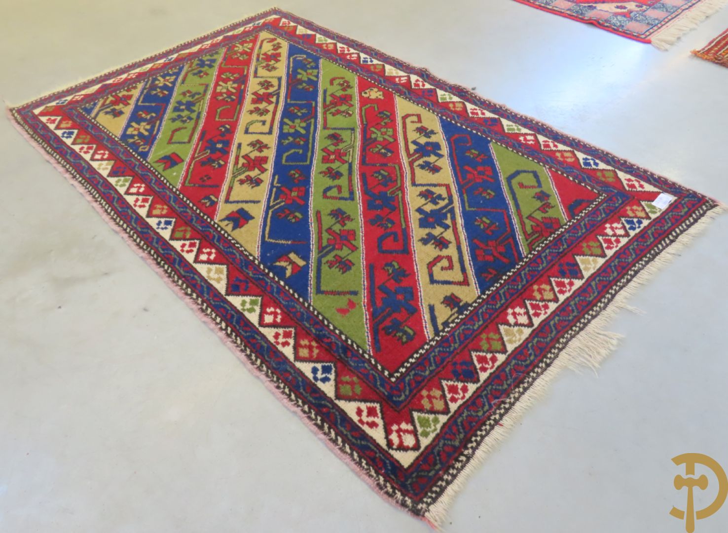 Oosters handgeknoopt tapijt met diagonale kleurbanden  + rood handgeknoopt tapijt met centraal motief + klein handgeknoopt tapijt met bloemenpatroon
