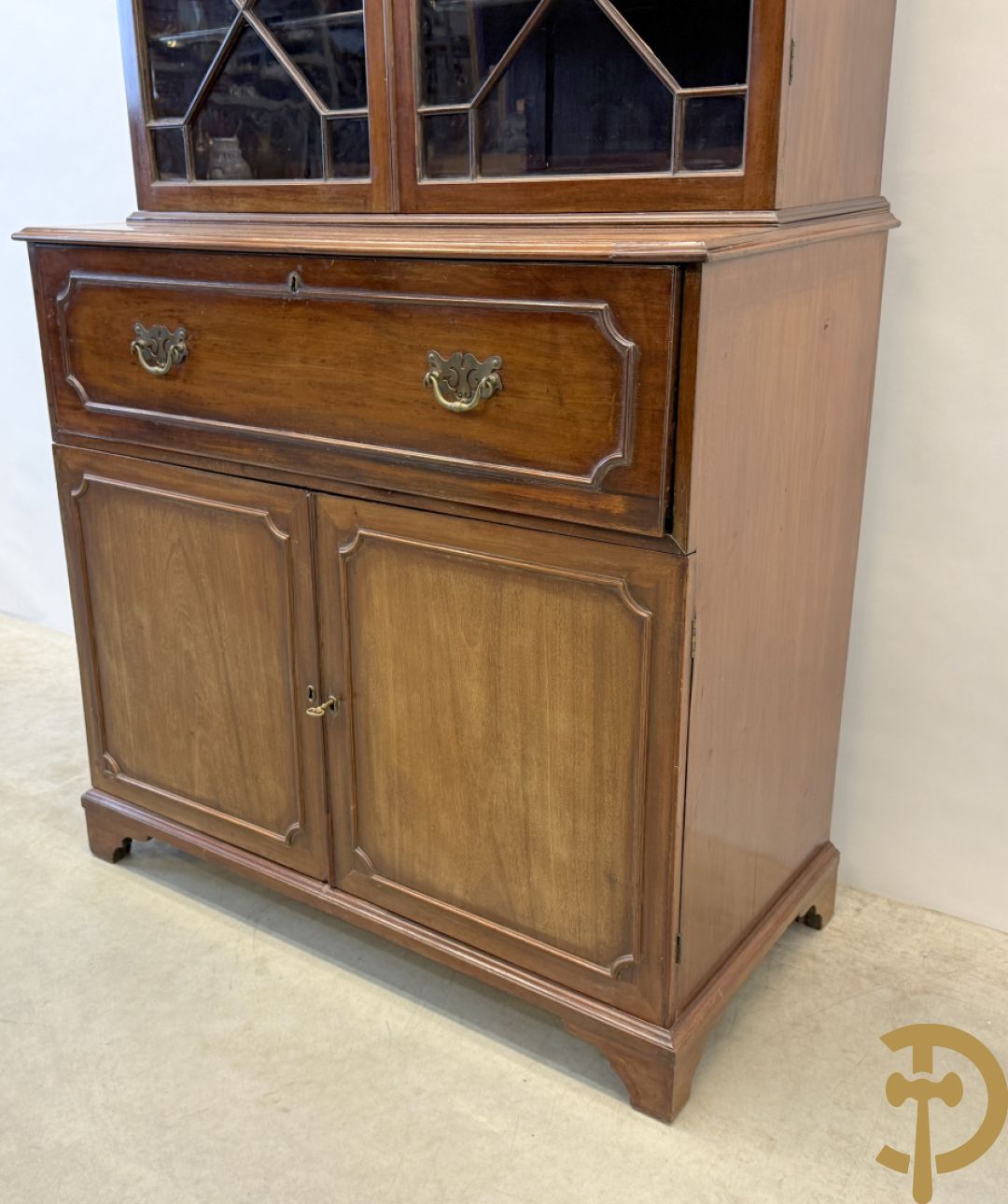 Engelse mahoniehouten secretaire met vitrine bovenaan, 19e