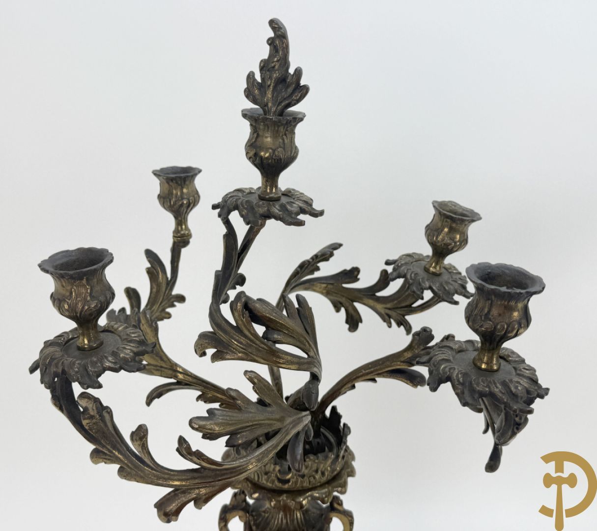 Driedelige koperen garnituur bestaande uit middenstuk bezet met amfoor en paar kandelaars , Louis XV stijl