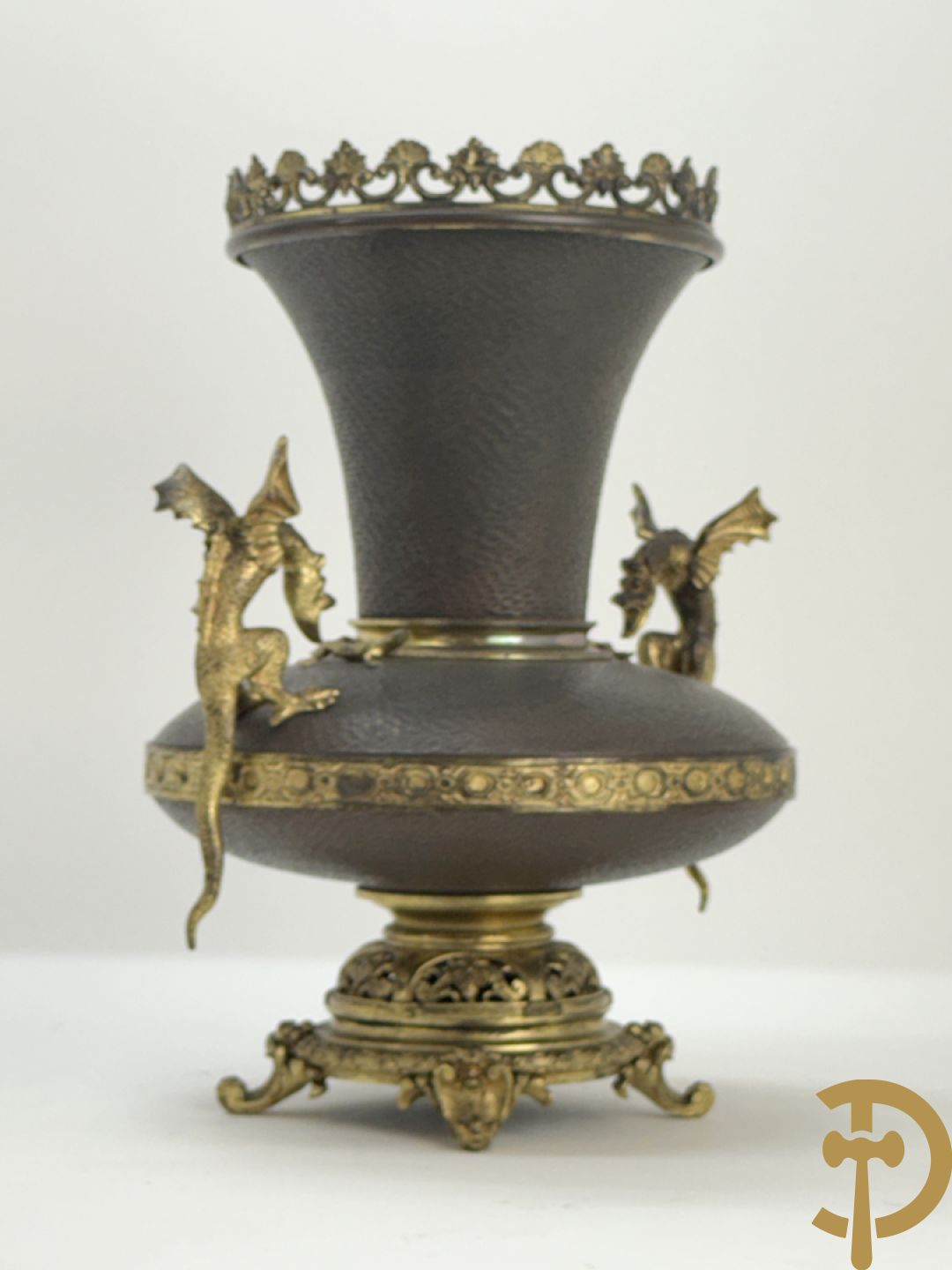 Koperen siervaas met bronzen ornamenten van hagedissen en draken