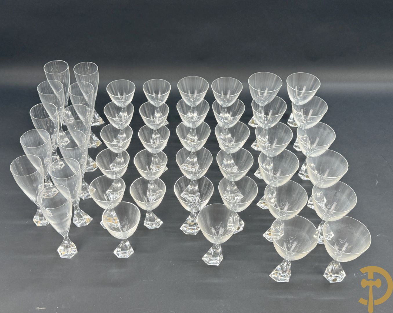 Kristallen glasservies Peill, bestaande uit 11 rode wijnglazen, 11 witte wijnglazen, 12 waterglazen en 11 champagne glazen