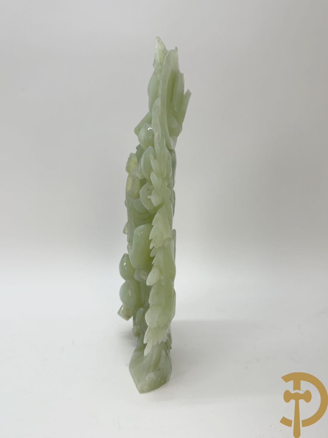 Jadeiet sculptuur van boedhistisch figuur + jadeiet wijsgeer met perziken + geisha in jadeiet