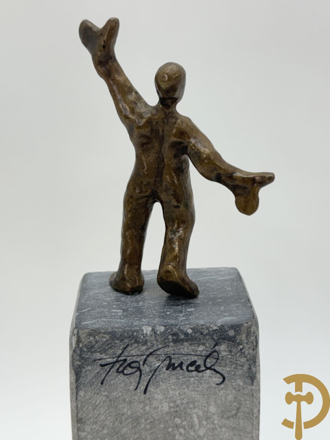 MEAN Fr. getekend (Francis) Paar bronzen sculpturen op arduinen sokkel