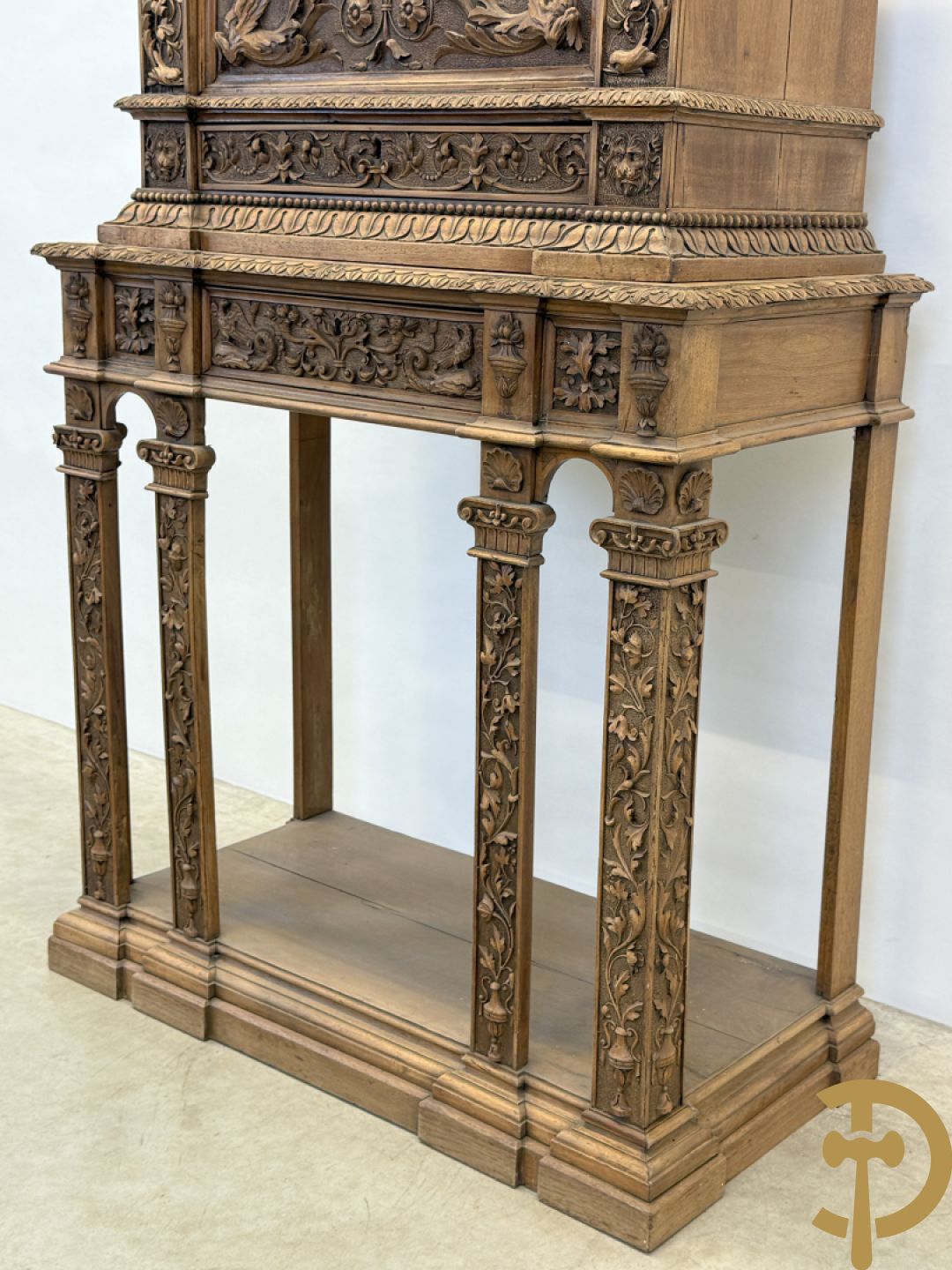 Italiaanse handgesculpteerde Neo Renaissance credance, bovenaan met klep en onderaan met lade - sculptuur van dieren en accanthusranken, gemerkt Venetia