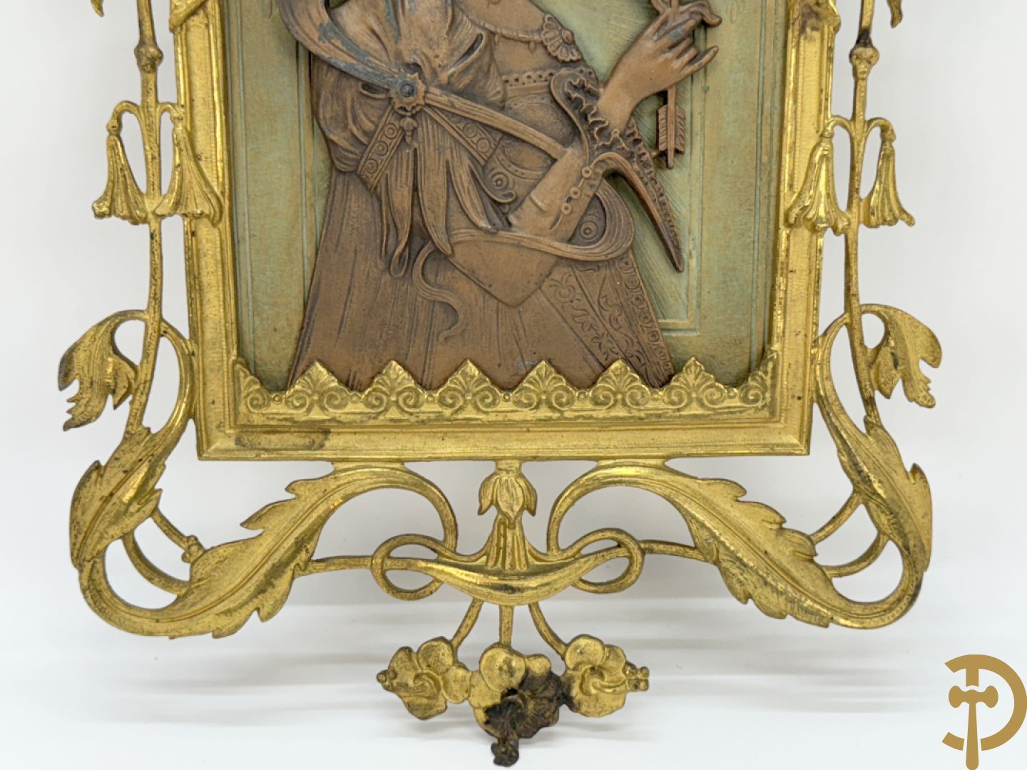 Paar vuurvergulde bronzen basreliefs met elegante dames en Jugendstil motieven