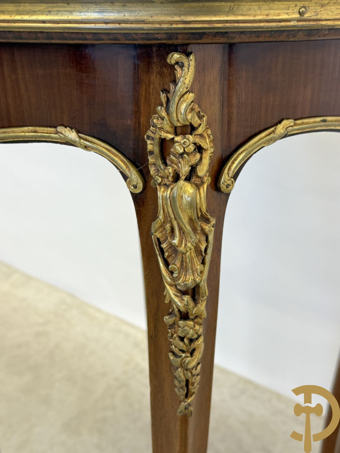 Mahoniehouten ronde bijzettafel met Louis XV bronsbeslag op 4 voluutvormige poten