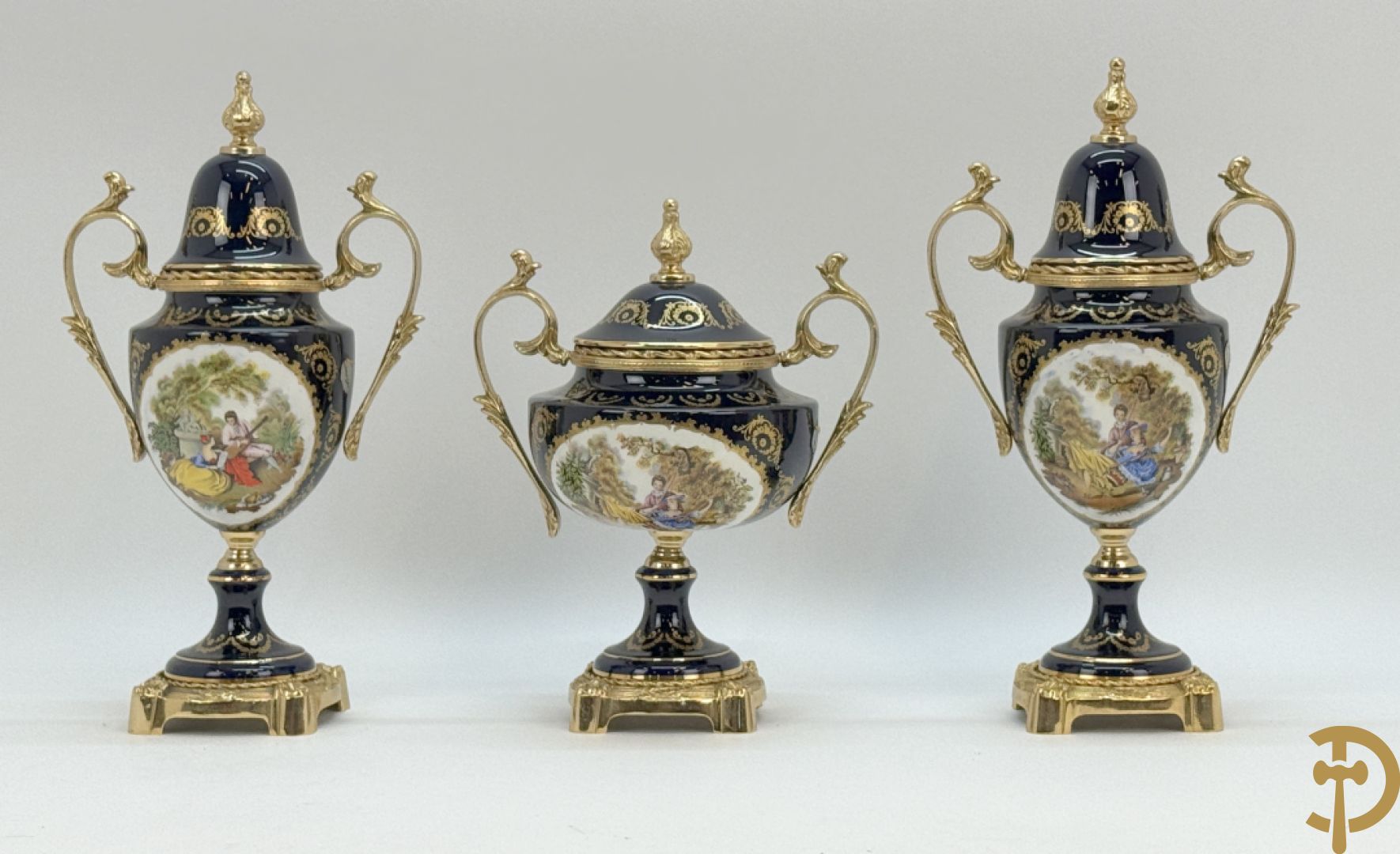 Driestel Sèvres stijl bestaande uit paar dekselpotiches met koperen ornamenten en romantisch decalcomanie decor, Sèvres stijl+ dekselcoupe met Sèvres en romantisch decor
