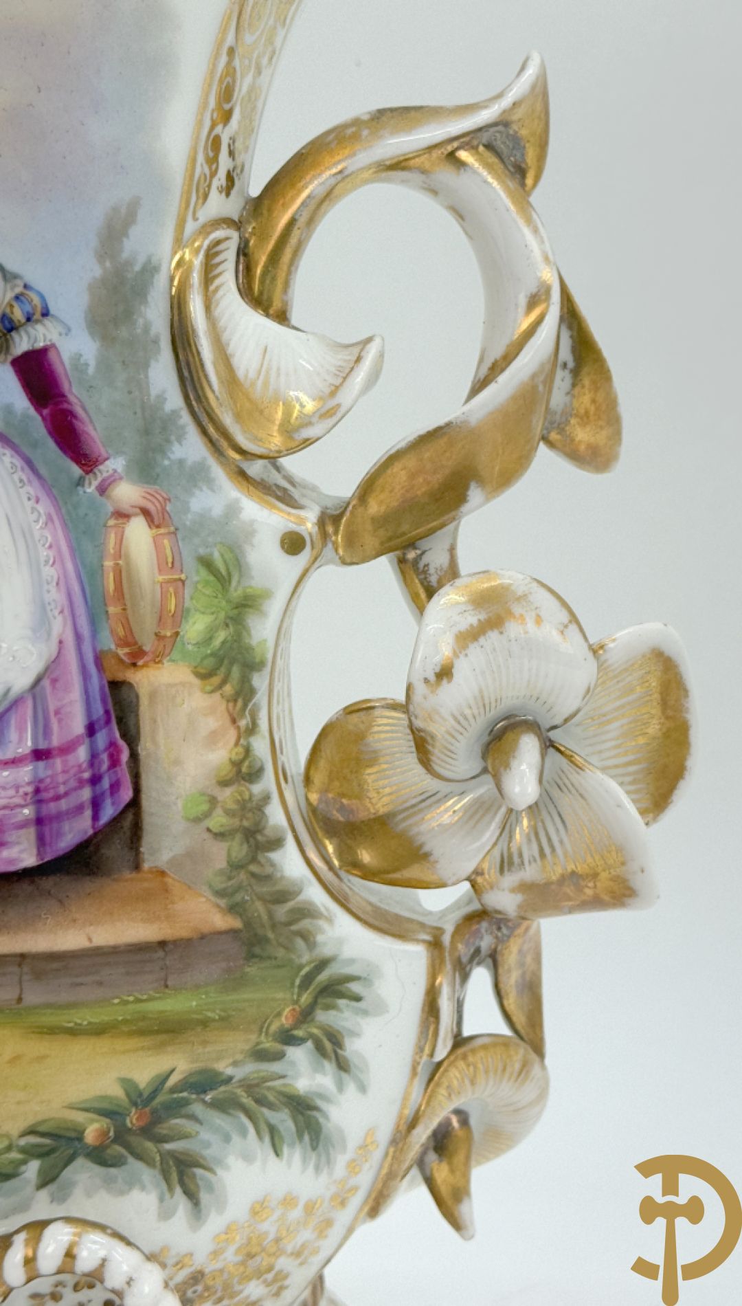 Paar Vieux Paris cornetvazen met handbeschilderd bloemendecor + Vieux Paris cornetvaas met decor van elegante dame