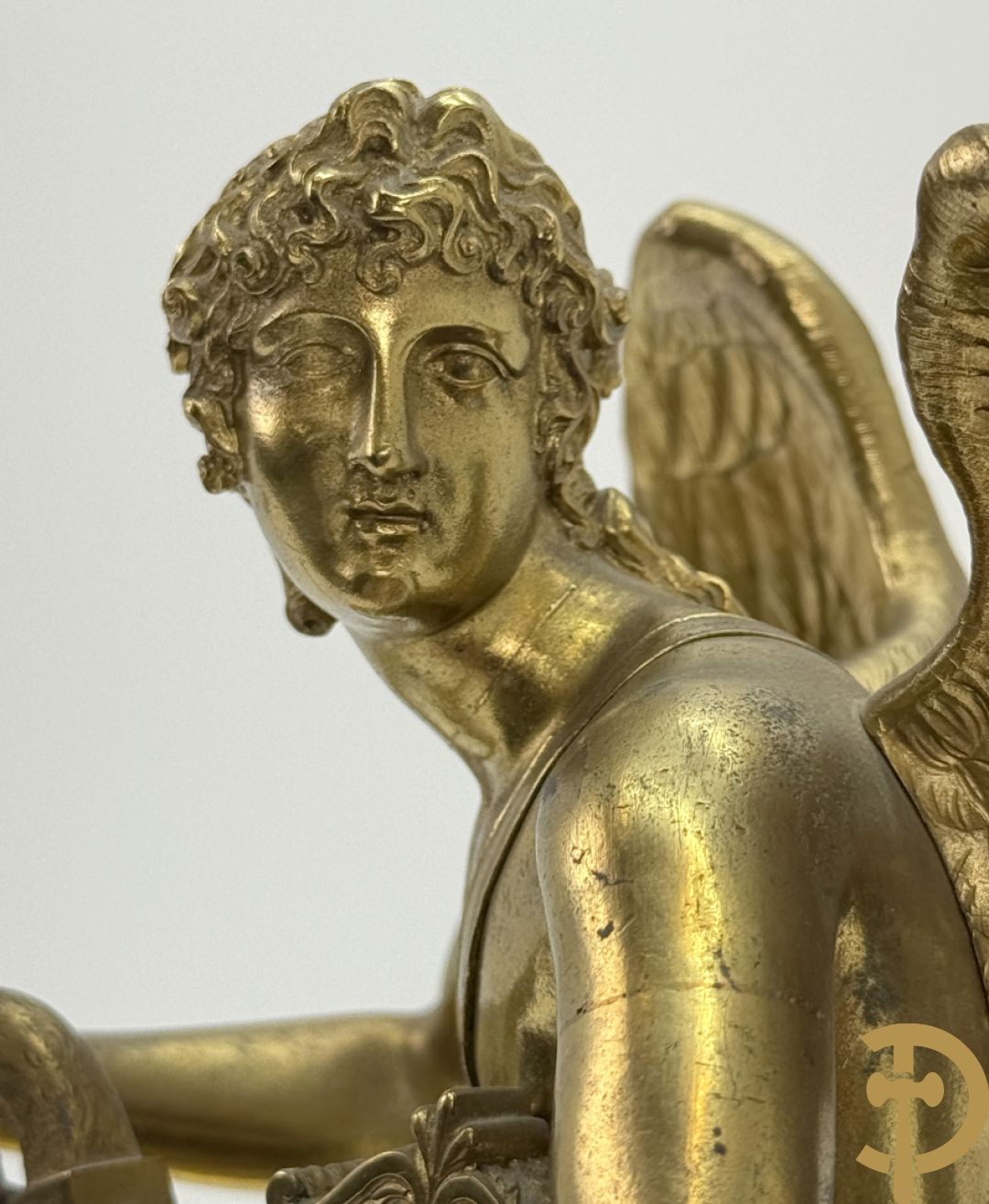 Vuurvergulde Franse bronzen Empire stijl pendule, harpvormige horloge met gevleugelde Griekse mythologische figuur, Erso die zijn lier bespeelt - Deniere et E. Mattelin, Fabricants de Bronze