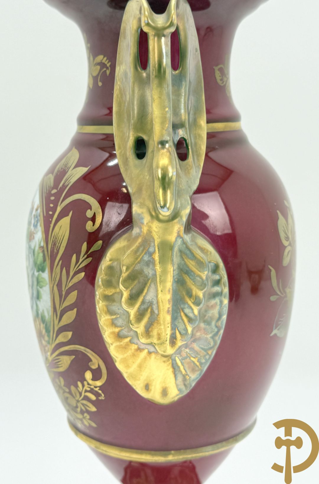 Sèvres cachepot met dubbel decor van handbeschilderde romantische dames en bloemendecor + cachepot in Frans porselein met bloemendecor gevat in bronzen houder + Limoges medici vaas met zwanehalzen