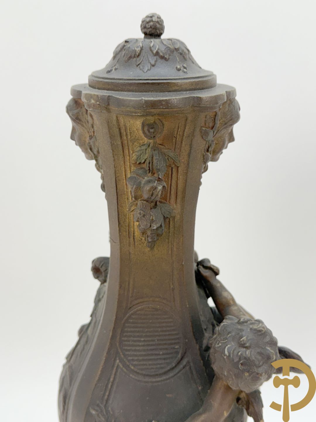 Driedelige kunstbronzen garnituur bestaande uit klok met liggende dame met amfoor op marmeren basis, geflankeerd door paar cassolettes met cupido