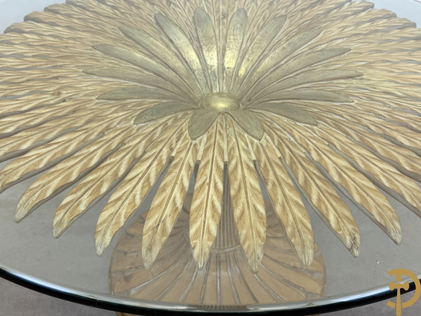 Ronde tafel met houtgesculpteerde korenaren, deels verguld, en glazen blad + 5 bijhorende Louis XVI stoelen met gecanneerde rug en zitting