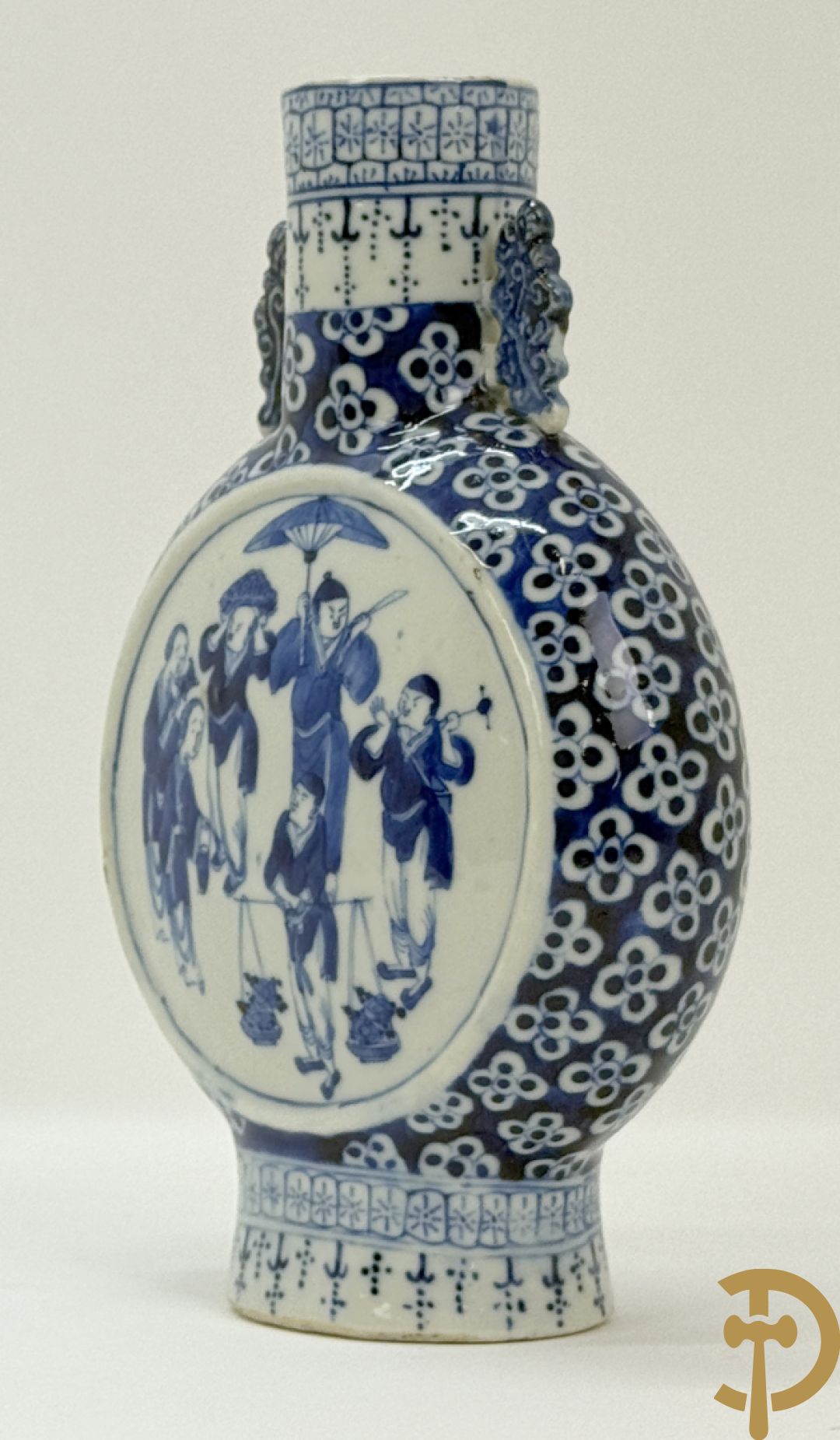 Chinese porseleinen maanvaas met geanimeerd decor