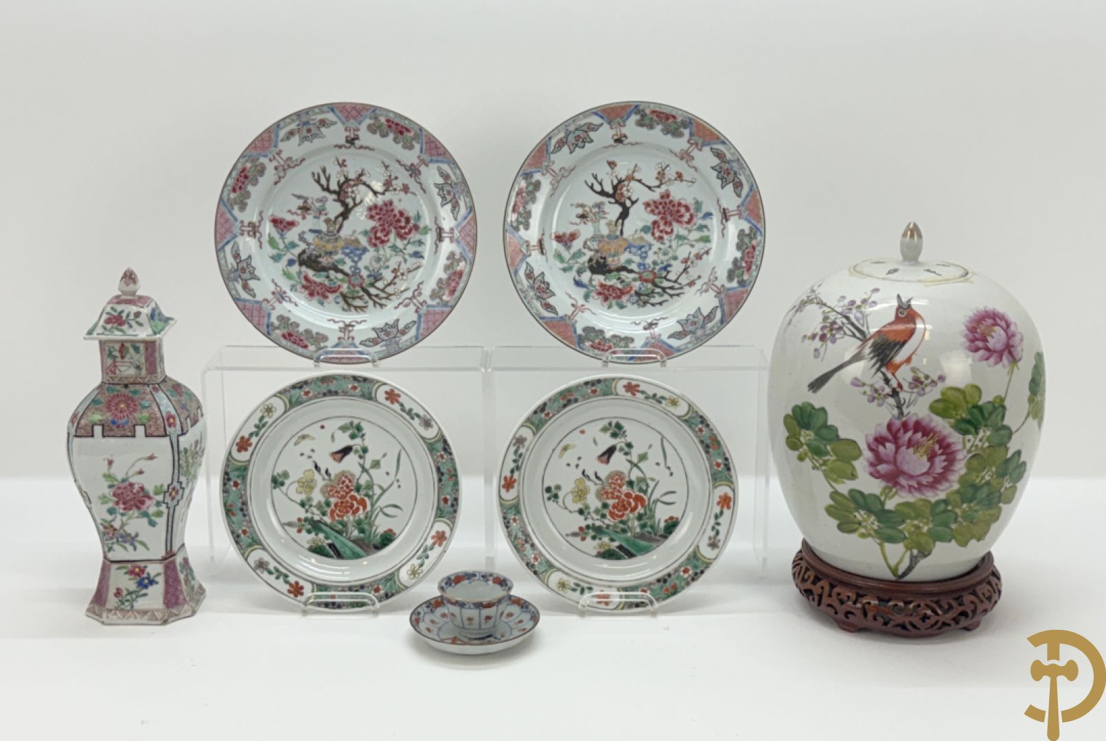 Chinese porseleinen ballustervormige vaas, King Long  + 2 porseleinen bordjes met bloemendecor + 2 bordjes met vazen- en bloemendecor + kopje en schoteltje Imari + dekselpotiche met vogel en bloemendecor