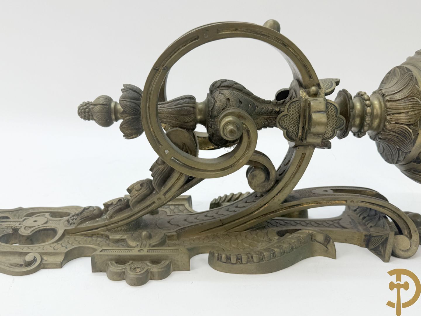Bronzen wandappliek met accanthusranken en fruitmotieven