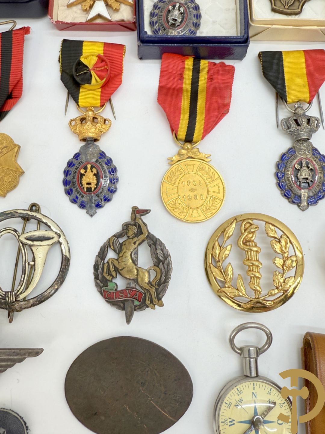 Lot insignes en medailles