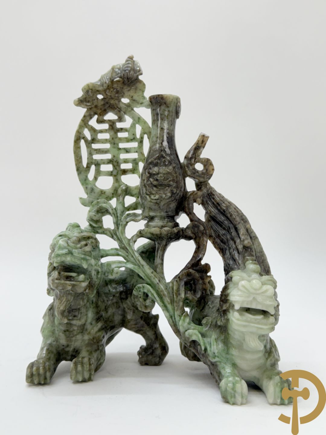 Sculptuur in speksteen van natuurtafereel met vogels en pioenrozen + speksteen sculptuur tafereel van 2 fo honden en vaas