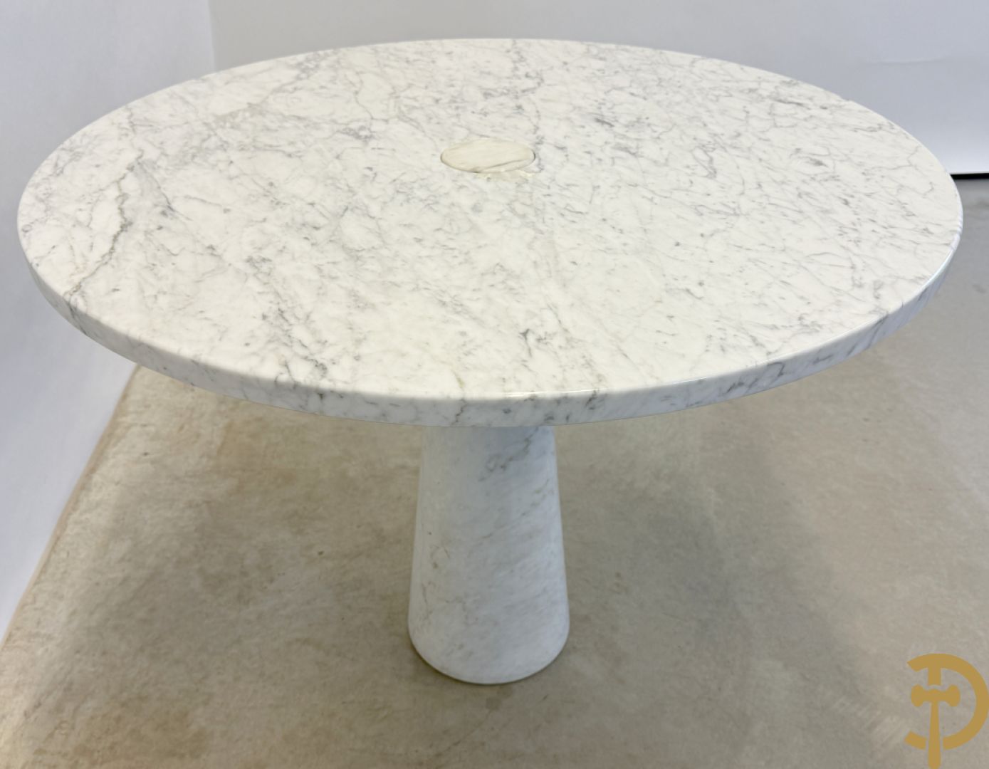 Italiaanse cararamarmeren designtafel op centrale konische voet, ontworpen door Angelo Mangiarotti, jaren 