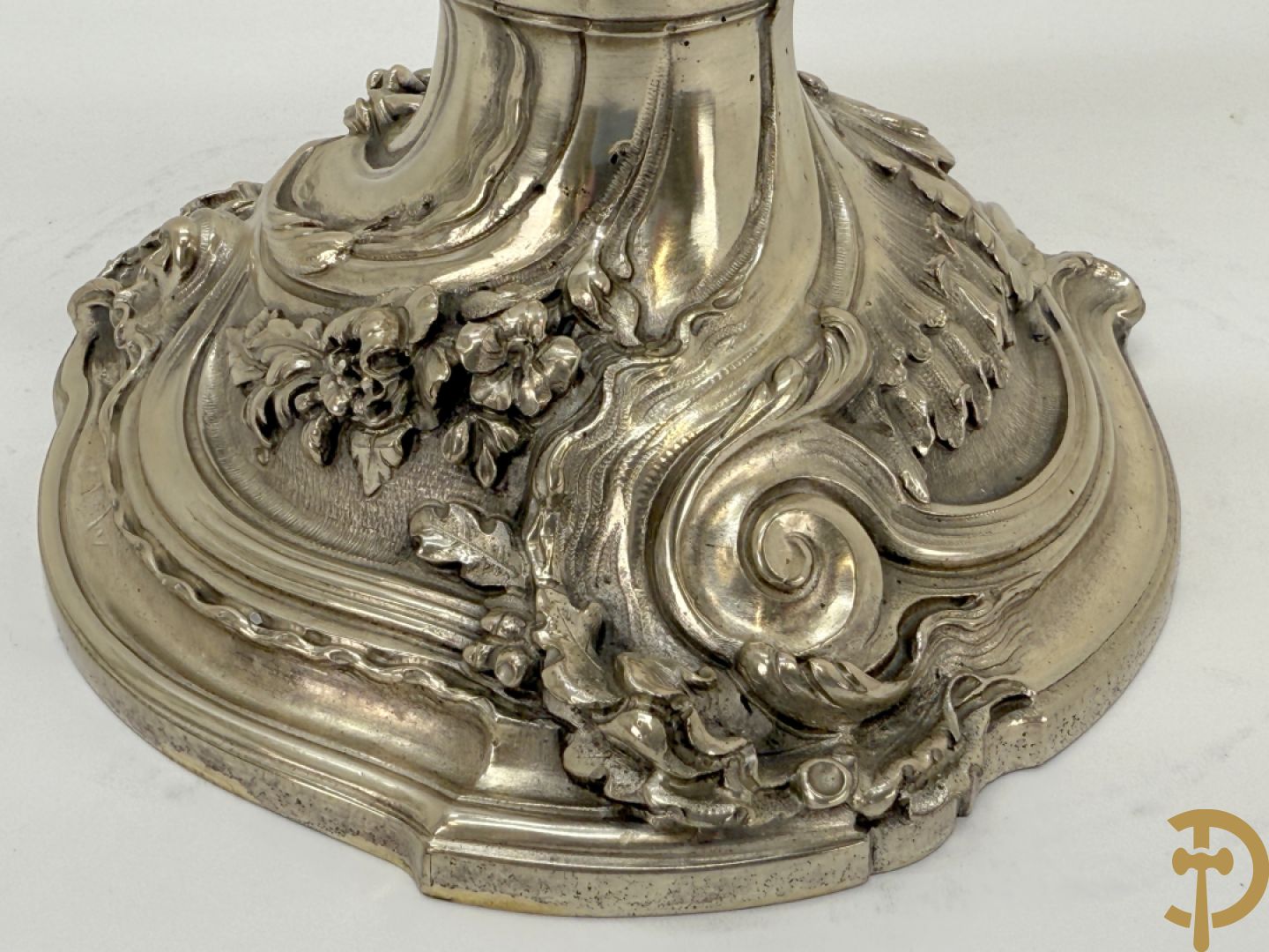 Paar massief zilveren getorste zesarmige kandelaars met Louis XV motieven, met import stempel 
