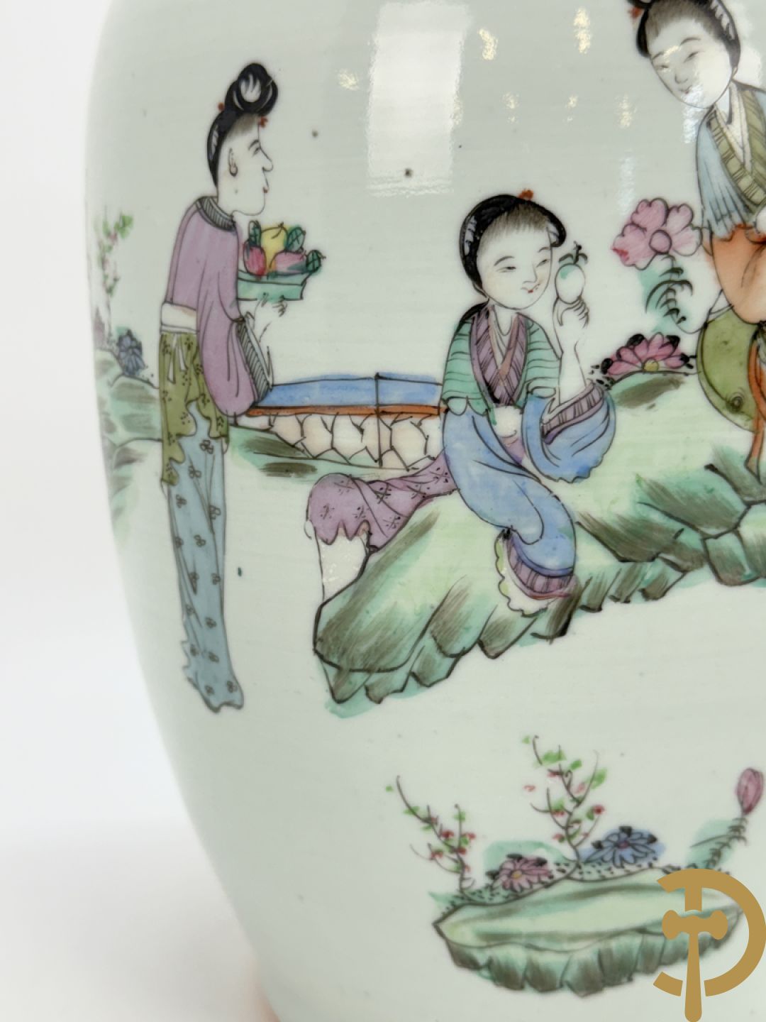 Chinese porseleinen vaas met decor van dames in landschap