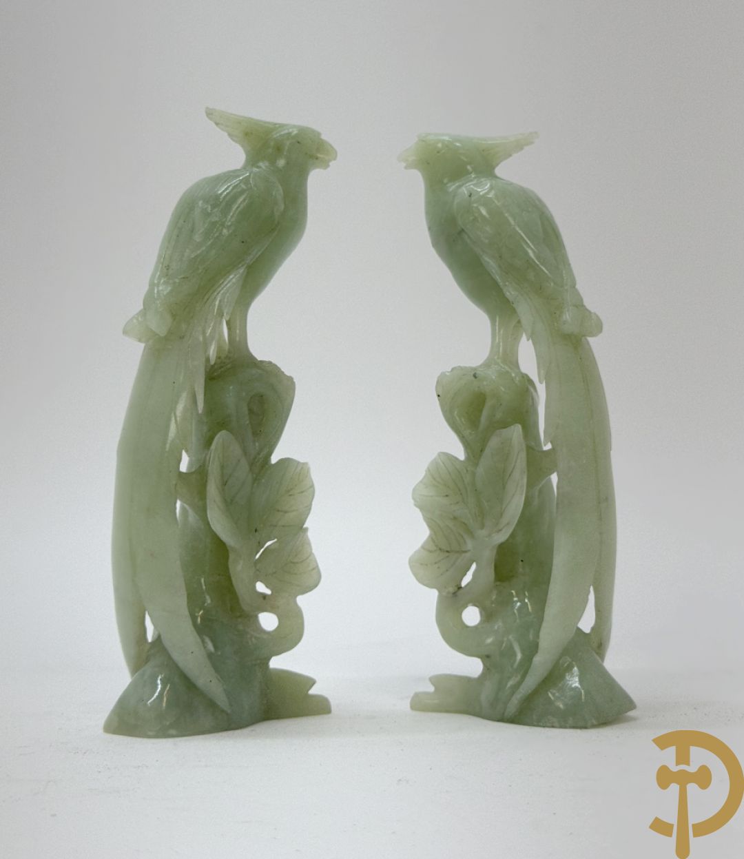 Vier Chinese handgesculpteerde vogels in jadeiet met bloemendecoratie