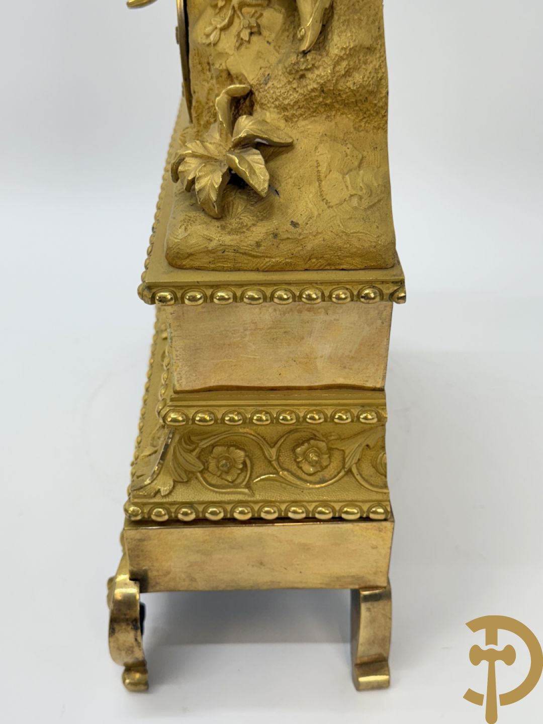 Vergulde bronzen pendule met dame onder globe, Boursier Elève de Lepaute à Paris getekend