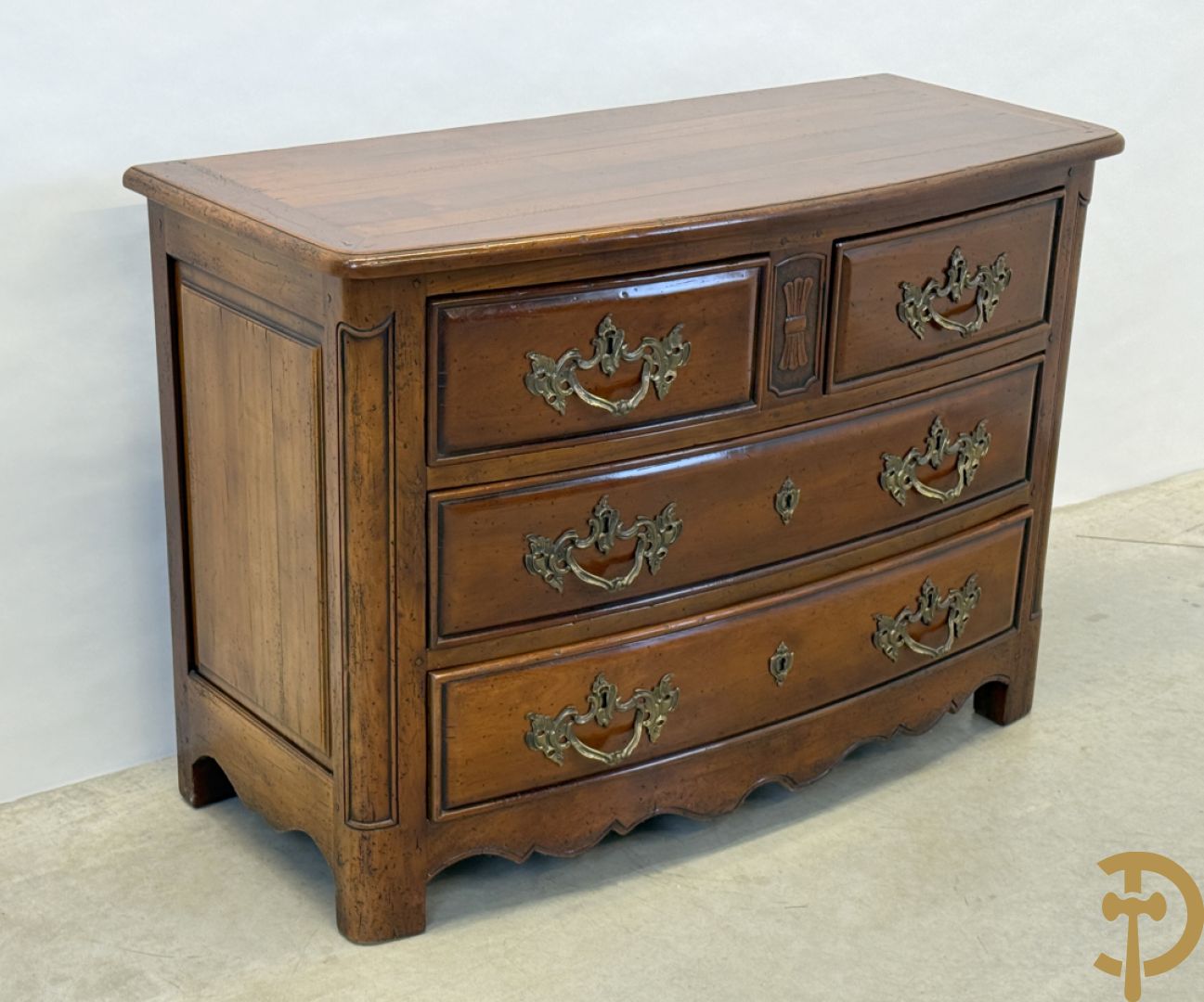 Gebogen kerselaren vierladencommode met koperen Louis XV trekkers, achteraan geëstampilleerd Richelieu Art & Meubels de France