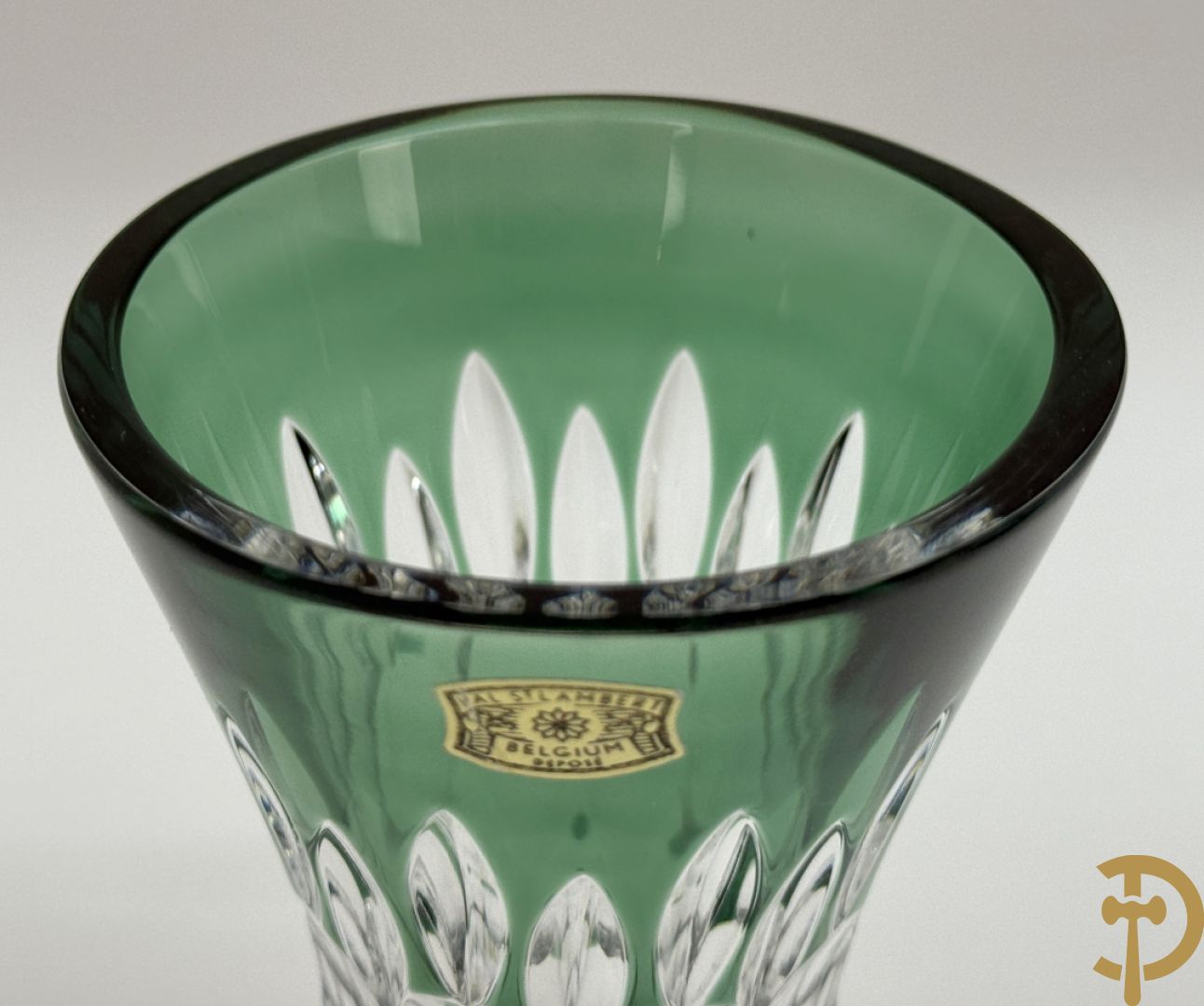Mooi lot gekleurd Val Saint Lambert kristal bestaande uit 4 vazen, parfumstel (2 ledig), geslepen glas, coupe, onderzetters en 3 asbakken (14 stuks in het totaal)