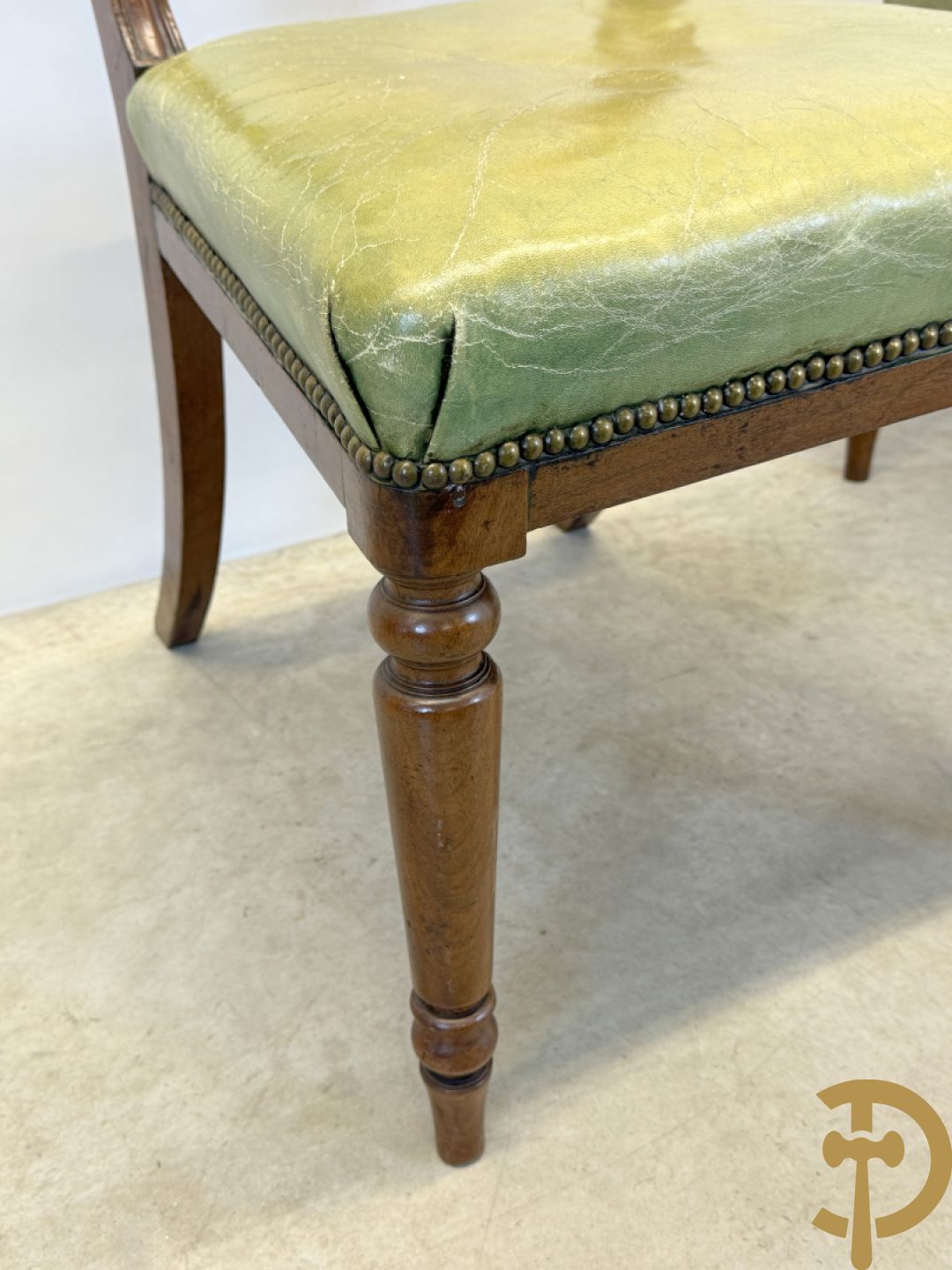 Set Engelse mahoniehouten stoelen met gondelvormige rug en lederen zitting (2 armzetels en 4 stoelen)