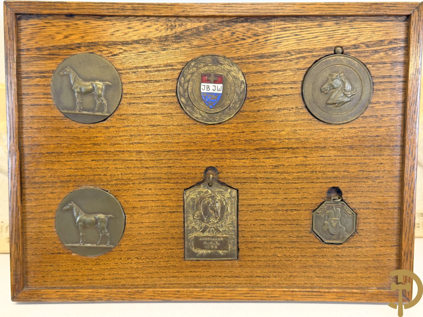 Verzameling memorabilia van paardenrennen, trofeeën en bekers