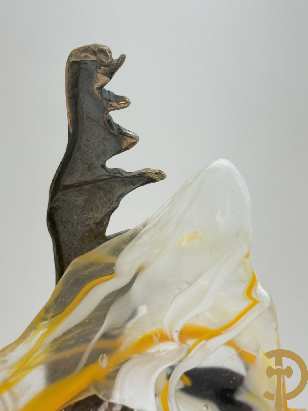 LOHE getekend - Surrealistische kopersculptuur met glas in de vorm van een vis