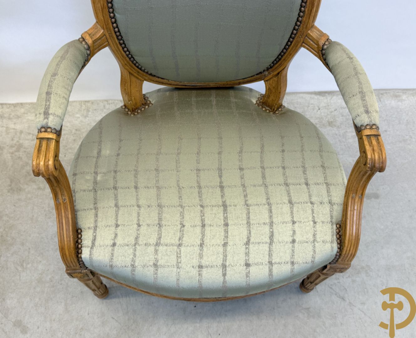 Paar Louis XVI stijl armzetels met ovale medaillon - op gecanneleerde poten