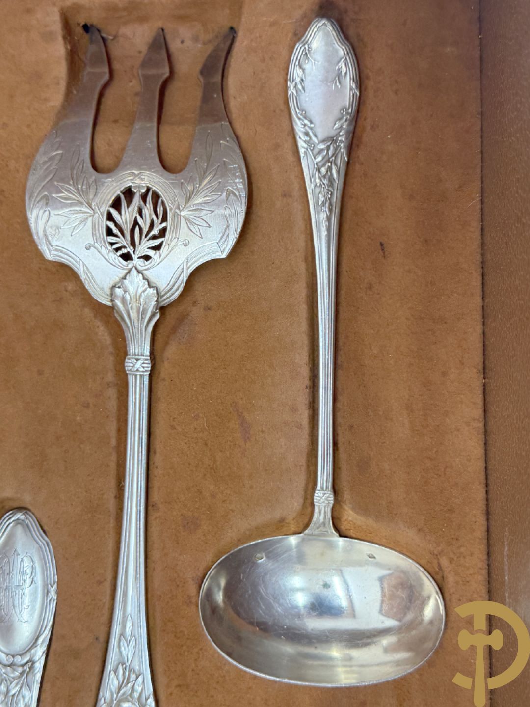 Massief zilveren bestek gedecoreerd met bladranken  in mooie koffer met leder bekleed, gemerkt HS (Henri Soufflot) - 19e 
12 vorken, 12 lepels, 12 messen, 12 dessertvorken, 12 dessertlepels, 12 dessertmessen, 12 koffielepels en 15 grote stukken, met initialen HM
