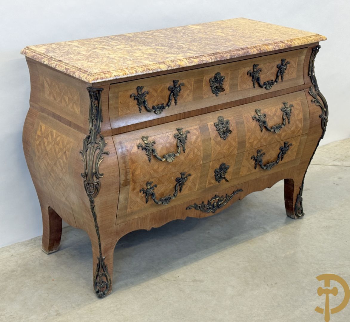 Notelaren gemarketteerde en gegalbeerde drieladencommode bezet met bronsbeslag en geaderd marmeren blad