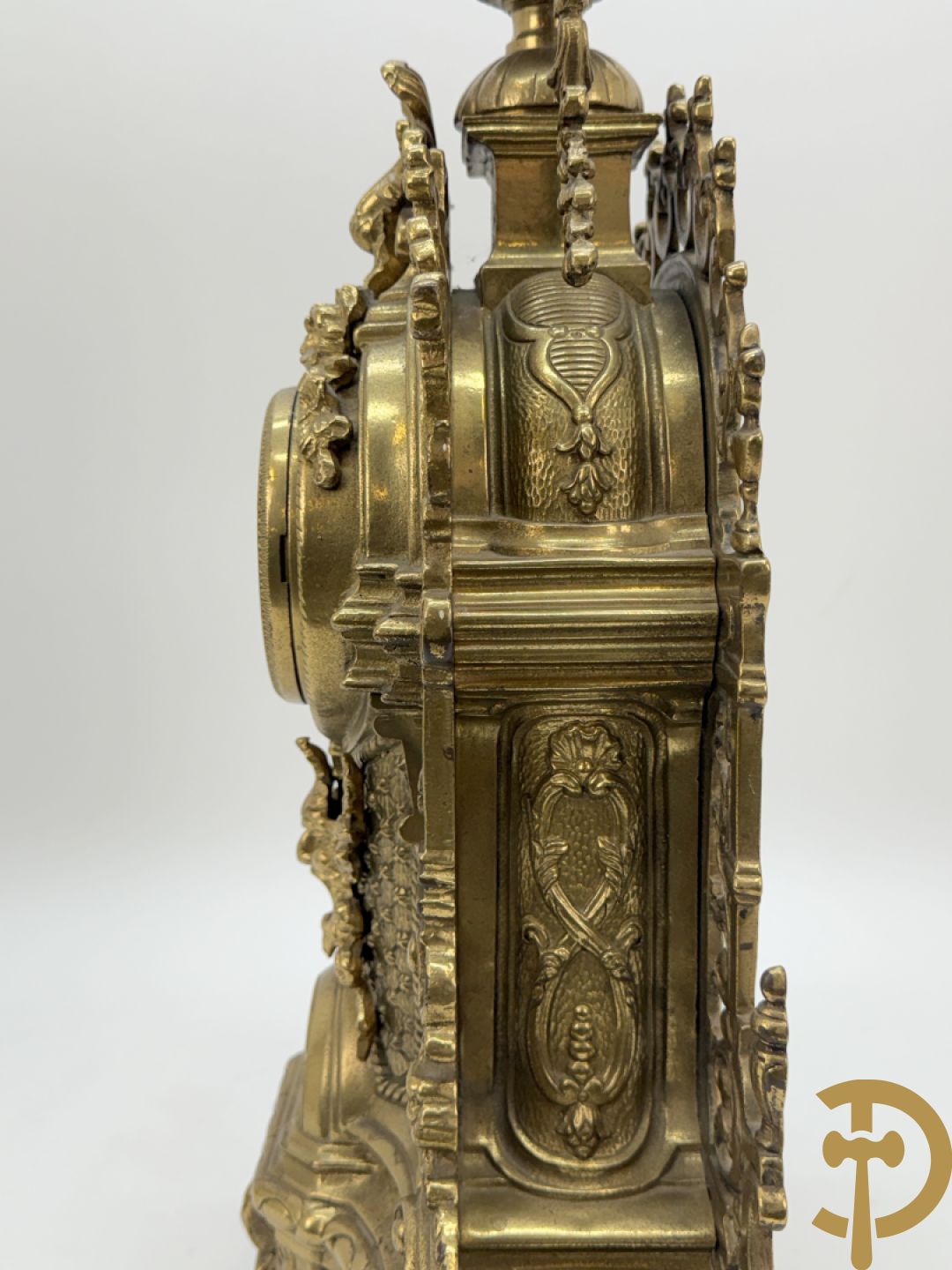 Driedelige vuurvergulde bronzen garnituur, Neo Renaissance stijl