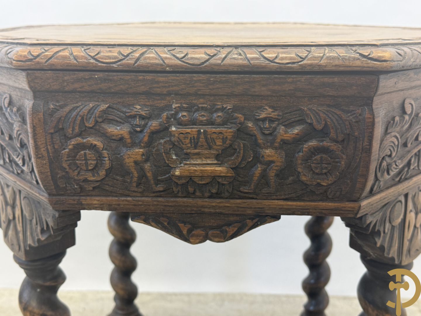 Massieve eiken tafel met achthoekig blad en sculptuur van bloementakken en accanthusranken - op 4 getorste poten