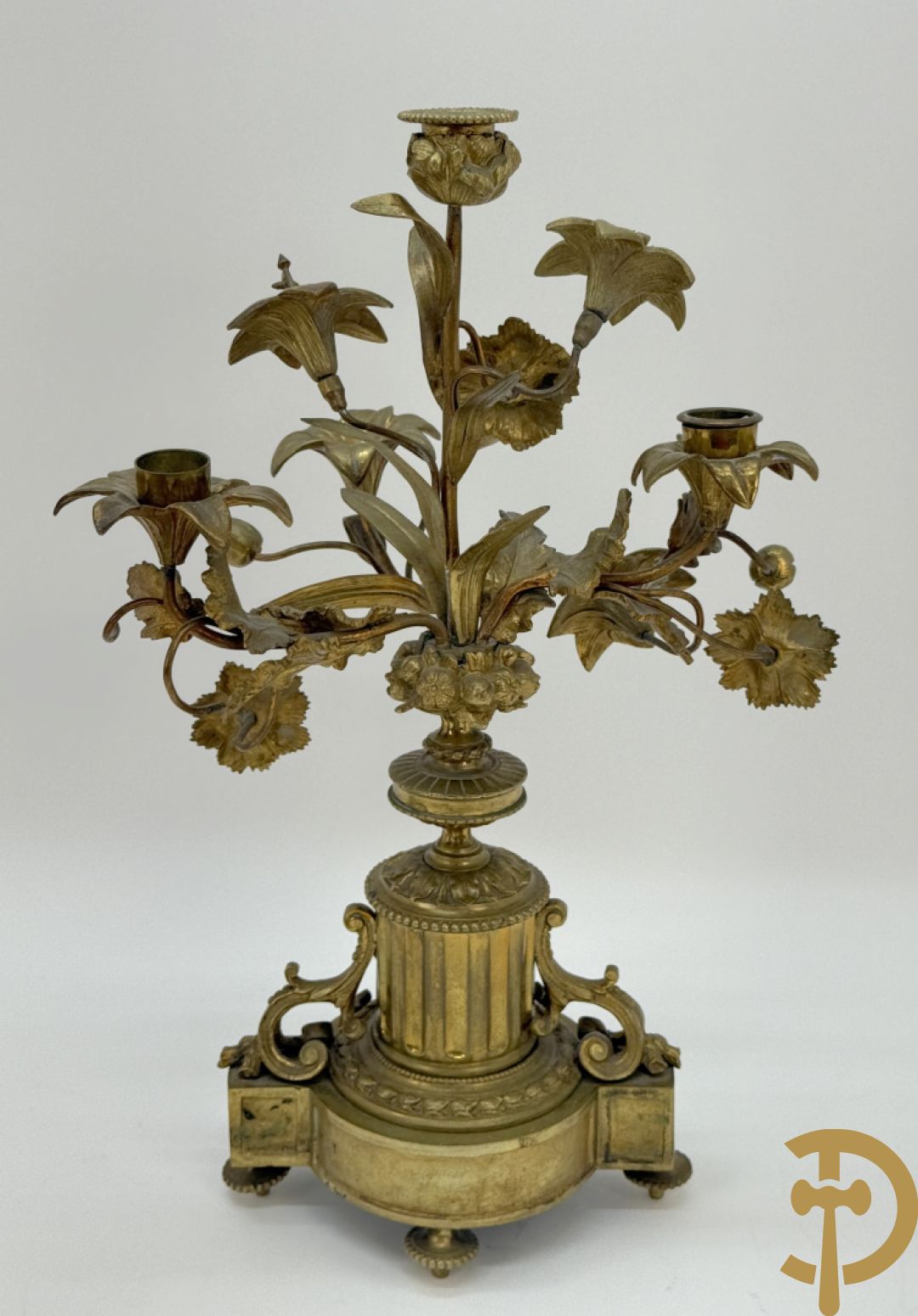 Paar bronzen kandelaars met guirlande en bloemenmotieven