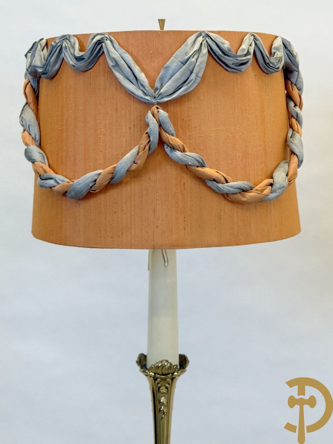 Bronzen staande koperen lampadaire op getorste voet + bronzen lampadaire op gecanneleerde voet