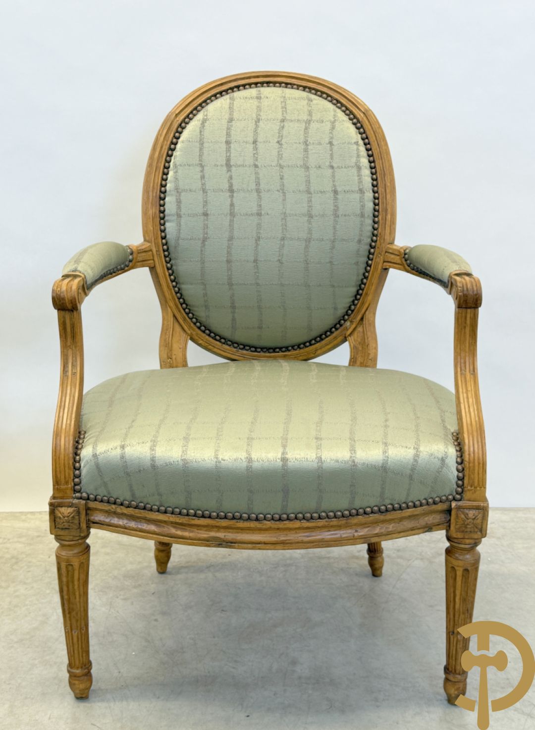 Paar Louis XVI stijl armzetels met ovale medaillon - op gecanneleerde poten