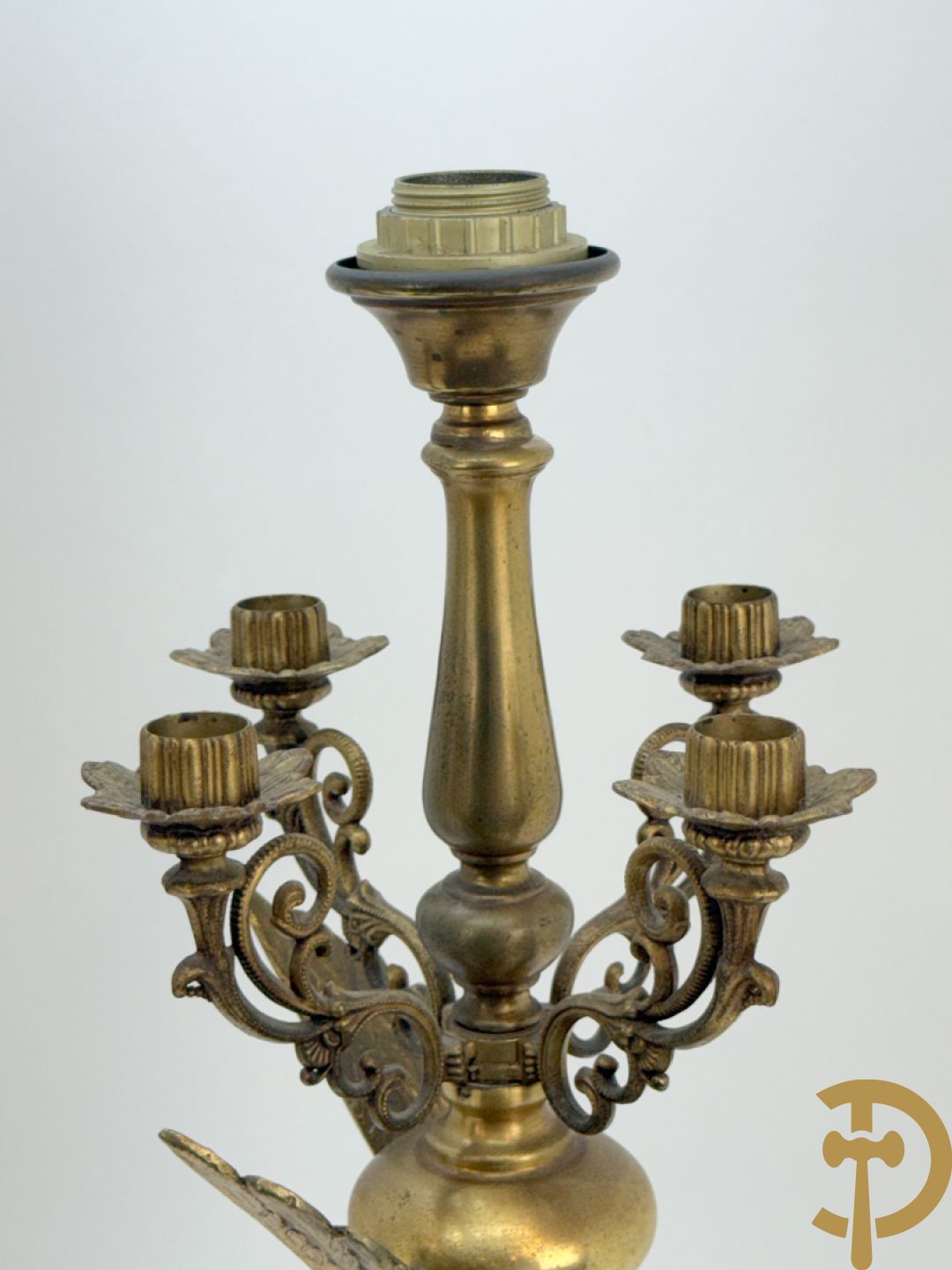 Paar vintage lampadaires met adelaar, bovenaan bekroond met 4 kaarsenhouders en lichtpunt
