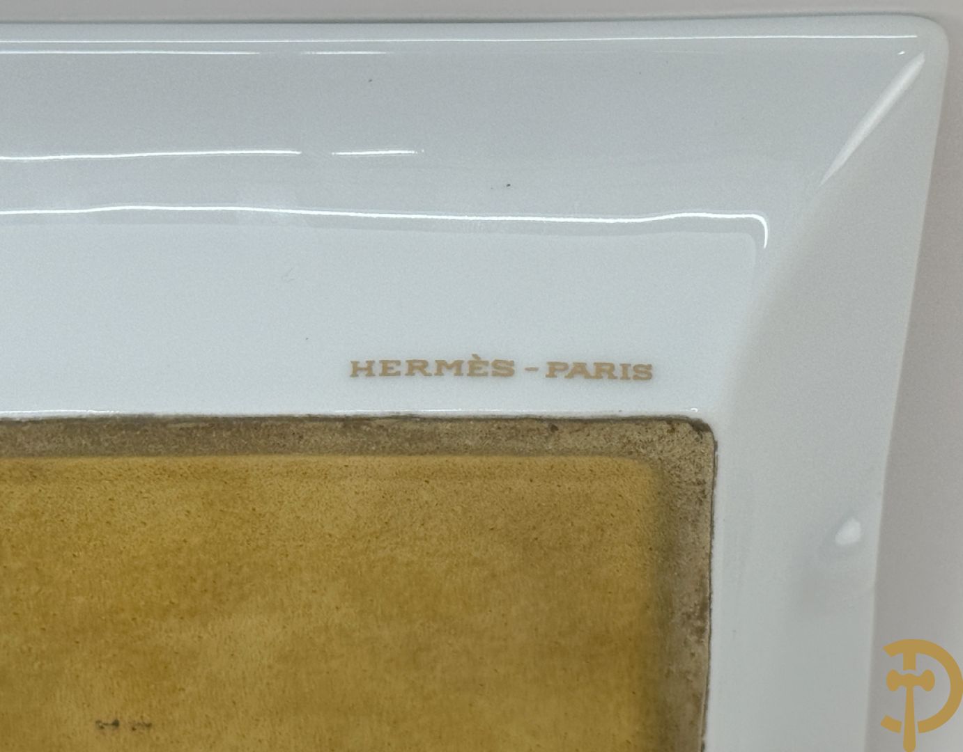 Twee porseleinen asbakken met afbeelding maquette van boot, Hermes Paris made in France getekend