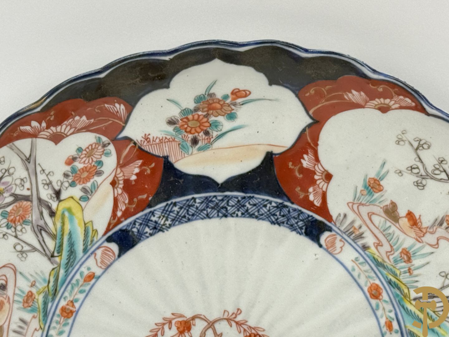 Twee porseleinen Imari schotels