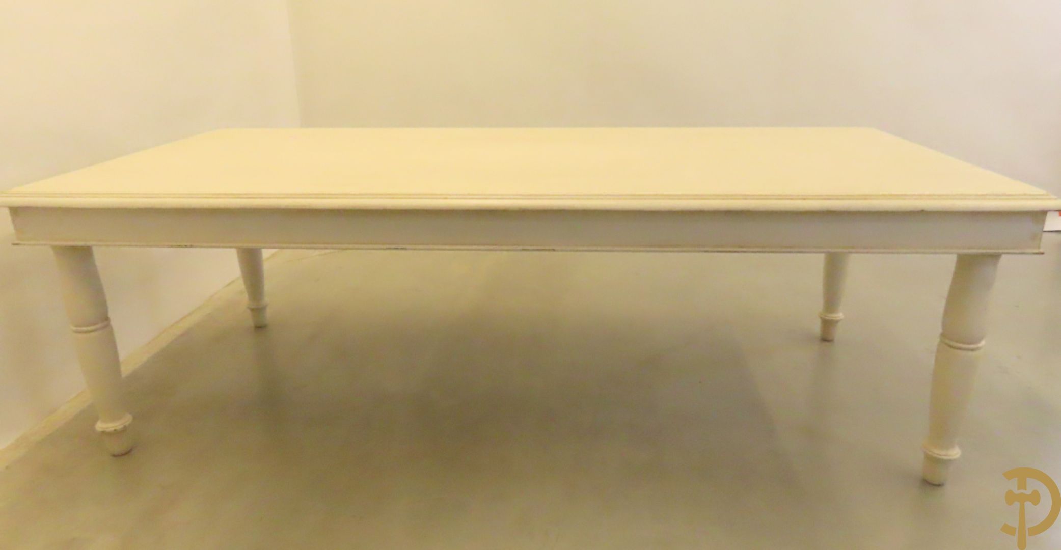 Wit geceruseerde rechthoekige tafel op ballusterpoten + 6 wit gecapitoneerde armstoelen