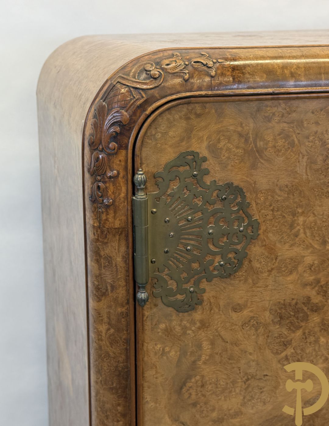 Paar wortelnotehouten Chippendale buffetten met koperbeslag op voluutvormige poten bezet