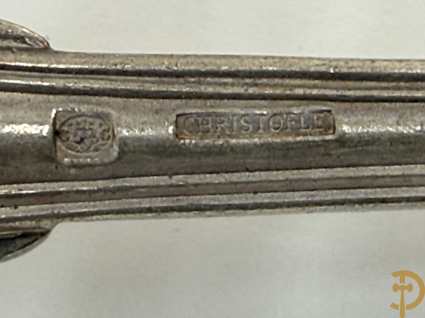 Verzilverd Louis XV bestek Christofle bestaande uit 12 kreeftvorken, 12 vismessen, 12 ijslepels, 3 vorken, 3 lepels, 3 dessertlepels en 3 koffielepels + 8 verzilverde Louis Philippe lepels, 6 verzilverde Louis Philippe vorken + 2 verzilverde vorken + verzilverd mes