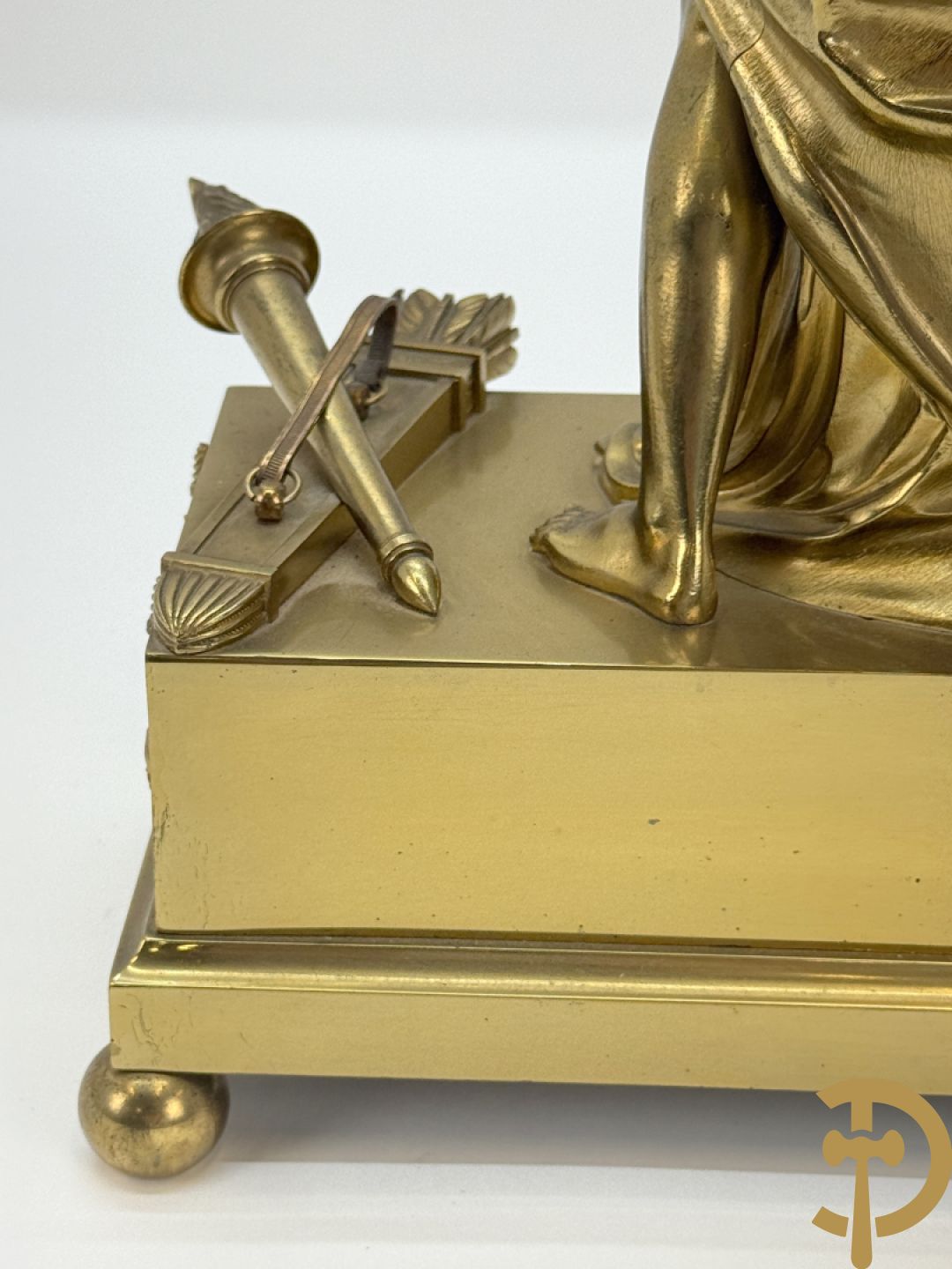 Vuurvergulde Franse bronzen Empire stijl pendule, harpvormige horloge met gevleugelde Griekse mythologische figuur, Erso die zijn lier bespeelt - Deniere et E. Mattelin, Fabricants de Bronze