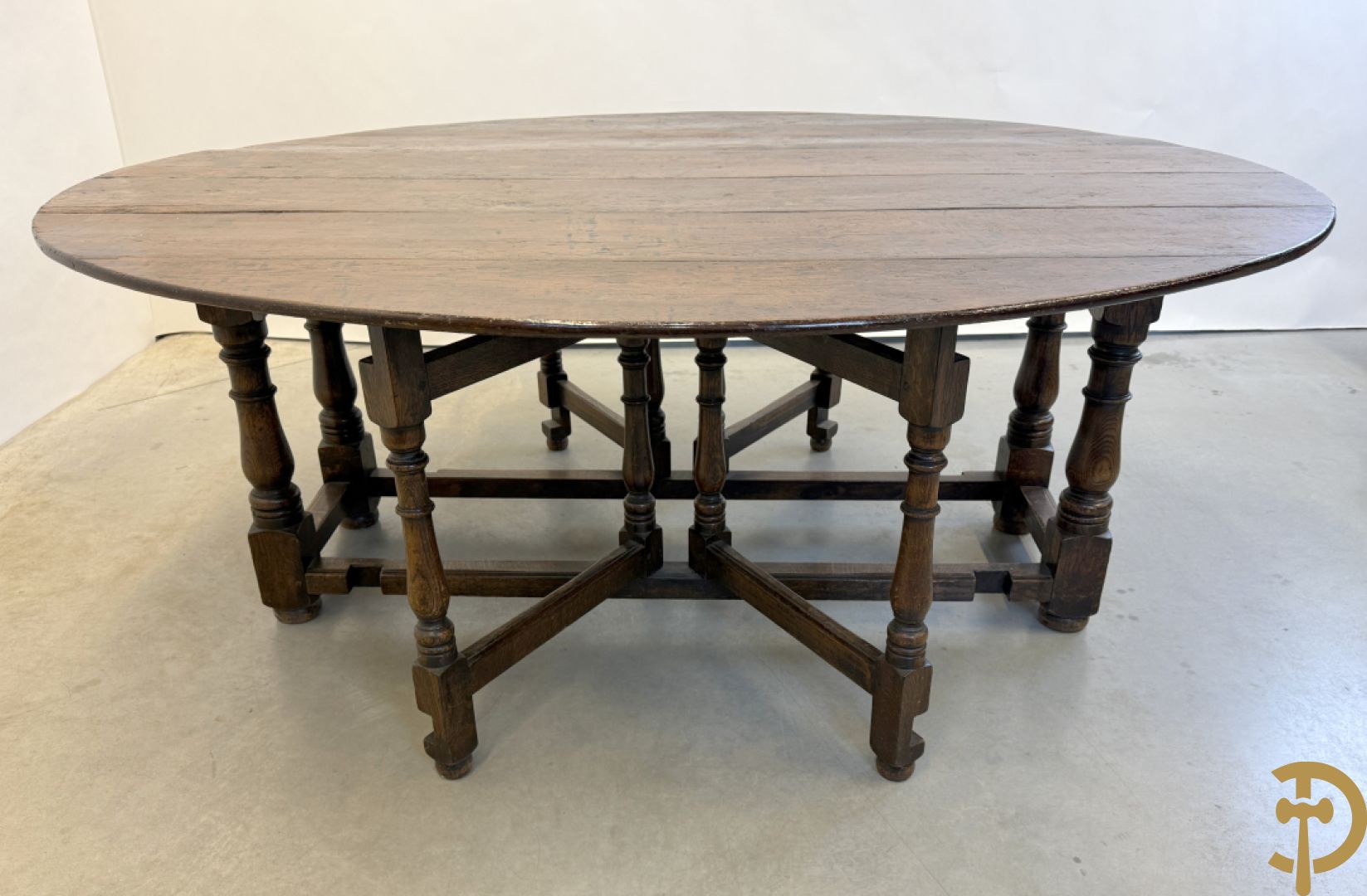 Grote massief eiken openklapbare gatelegg tafel + 6 Engelse eiken stoelen met lederen zitting